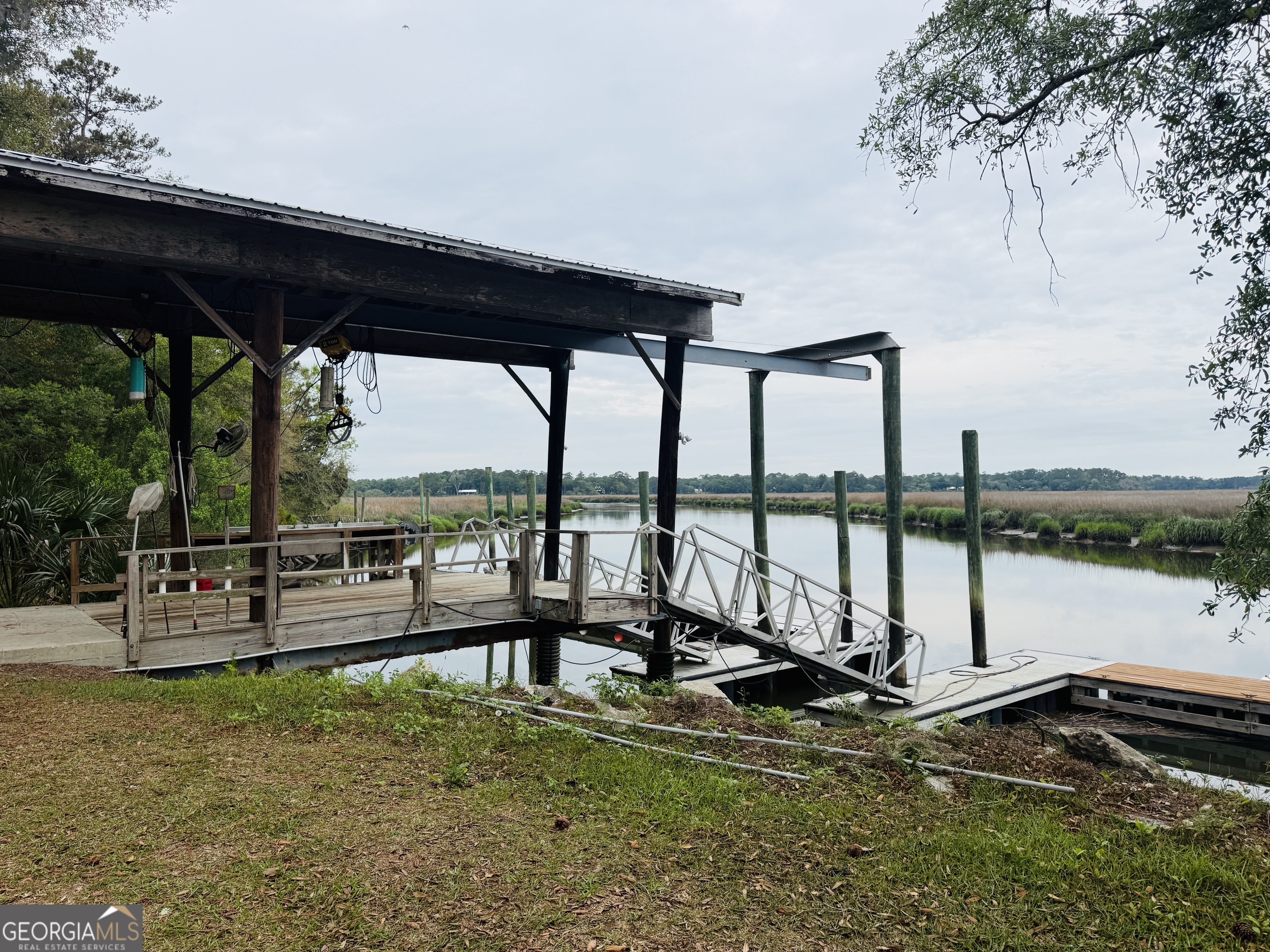 1525 W Black Island Road Darien GA 31305
