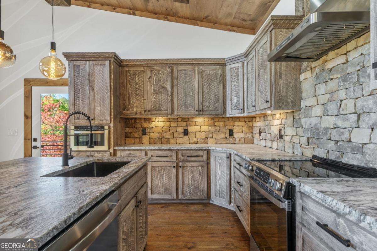 65 Wolf Creek Heights Mineral Bluff GA 30559