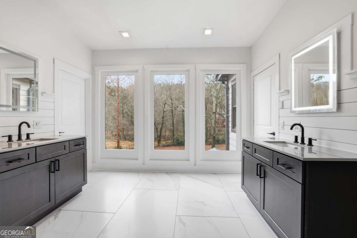 9785 La View Circle Roswell GA 30075