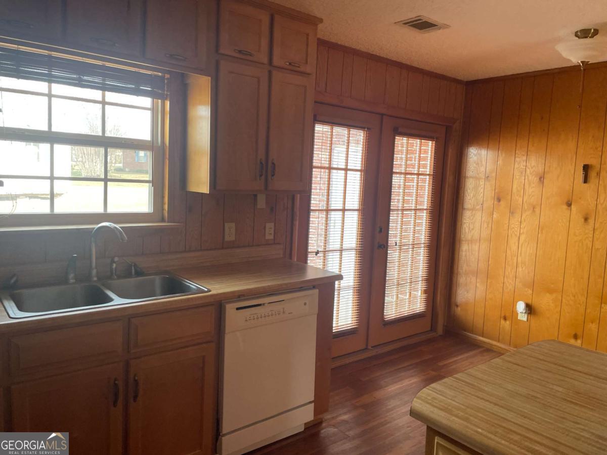 109 Lincoln Drive Glennville GA 30427