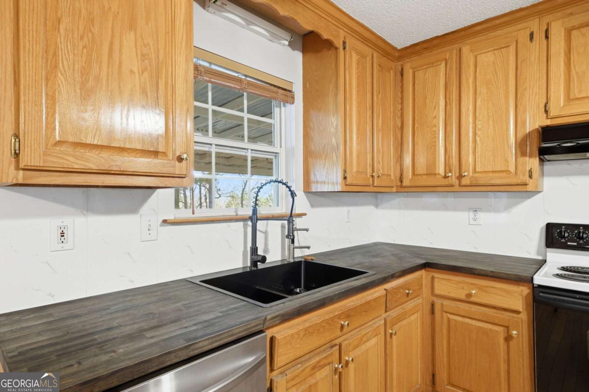 1139 Davis Road W Fairmount GA 30139
