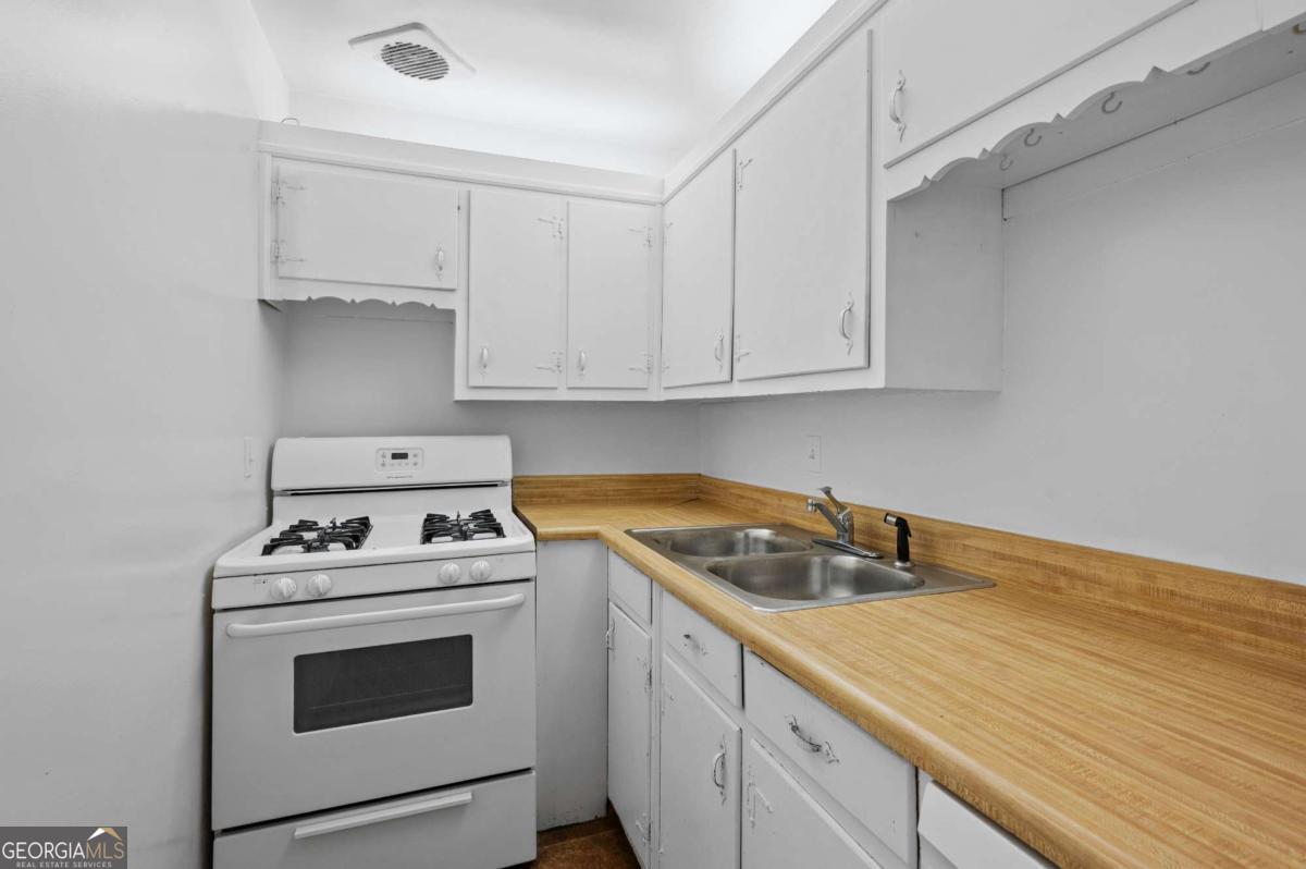 11 Peachtree Hills Avenue NE Atlanta GA 30305