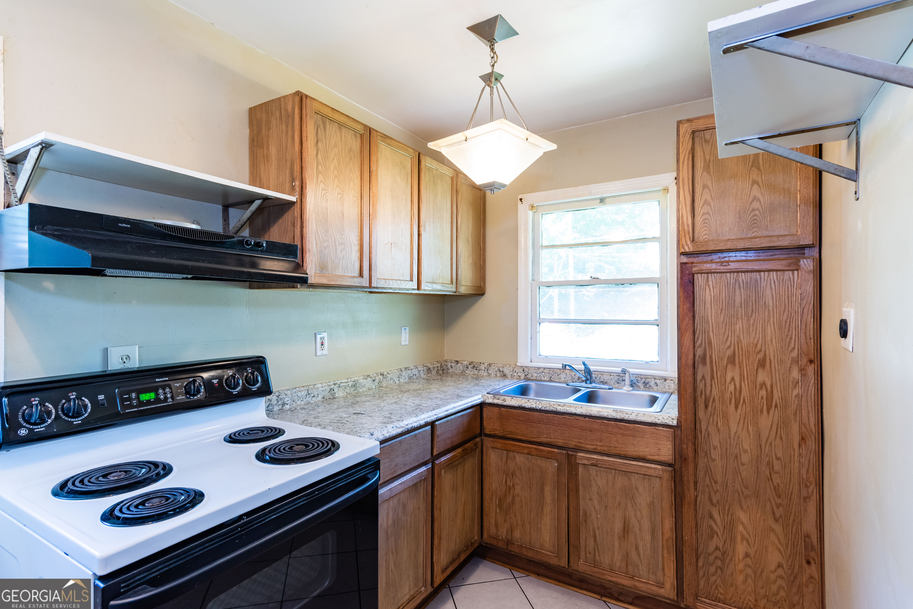 2982 Pearl Street East Point GA 30344
