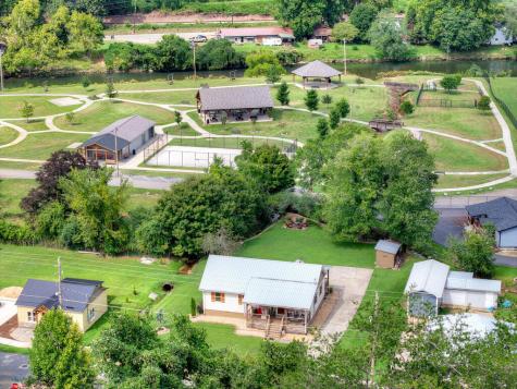 285 E Tennessee Avenue Mccaysville GA 30555