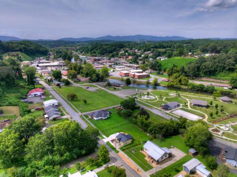 285 E Tennessee Avenue Mccaysville GA 30555