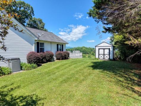 2112 J V Ledford Road Young Harris GA 30582