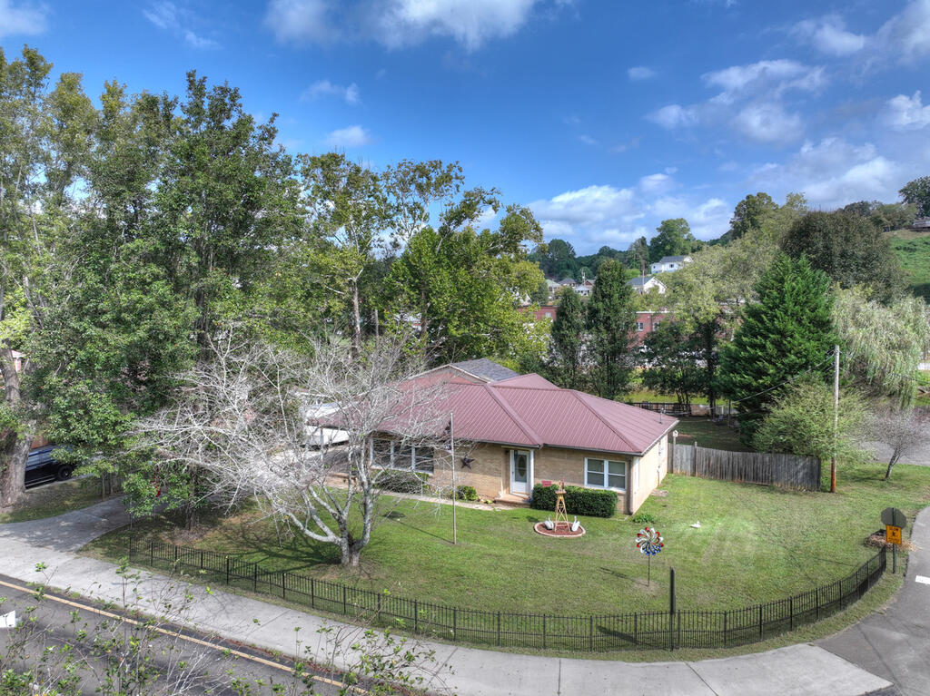 133 E Market Street Mccaysville GA 30555