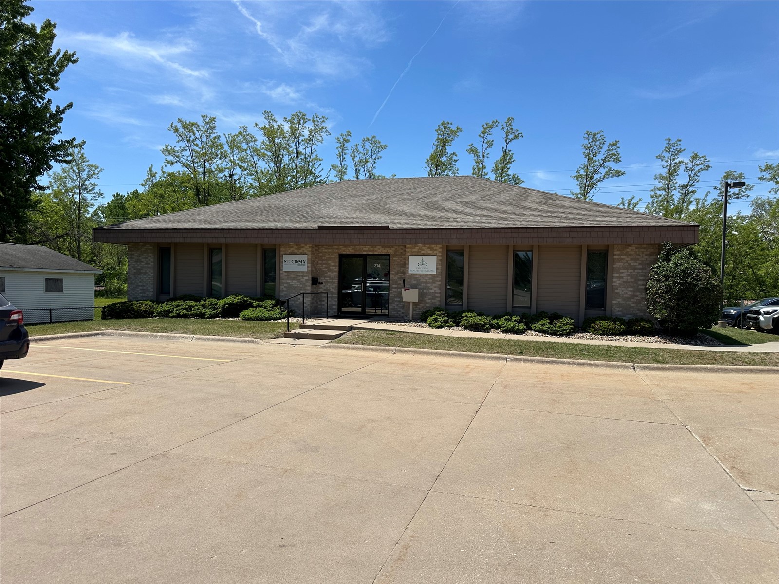 3741 Center Point Road NE Cedar Rapids IA 52402