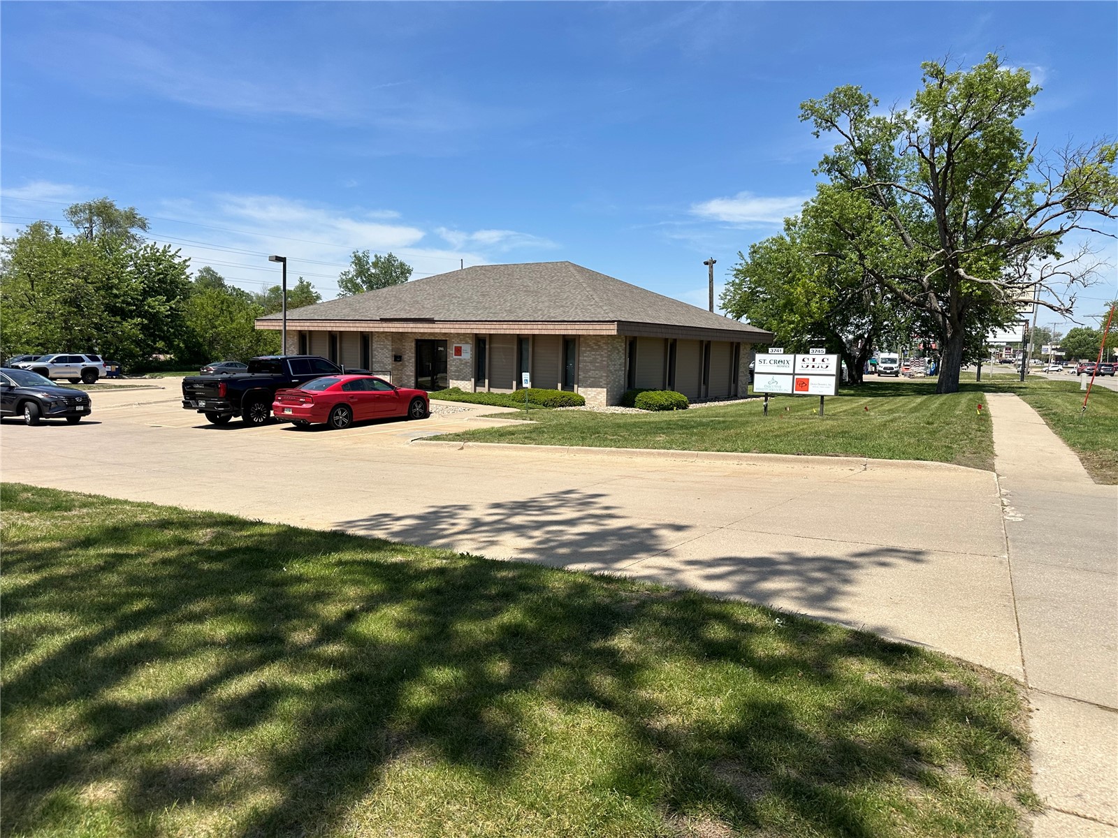 3741 Center Point Road NE Cedar Rapids IA 52402