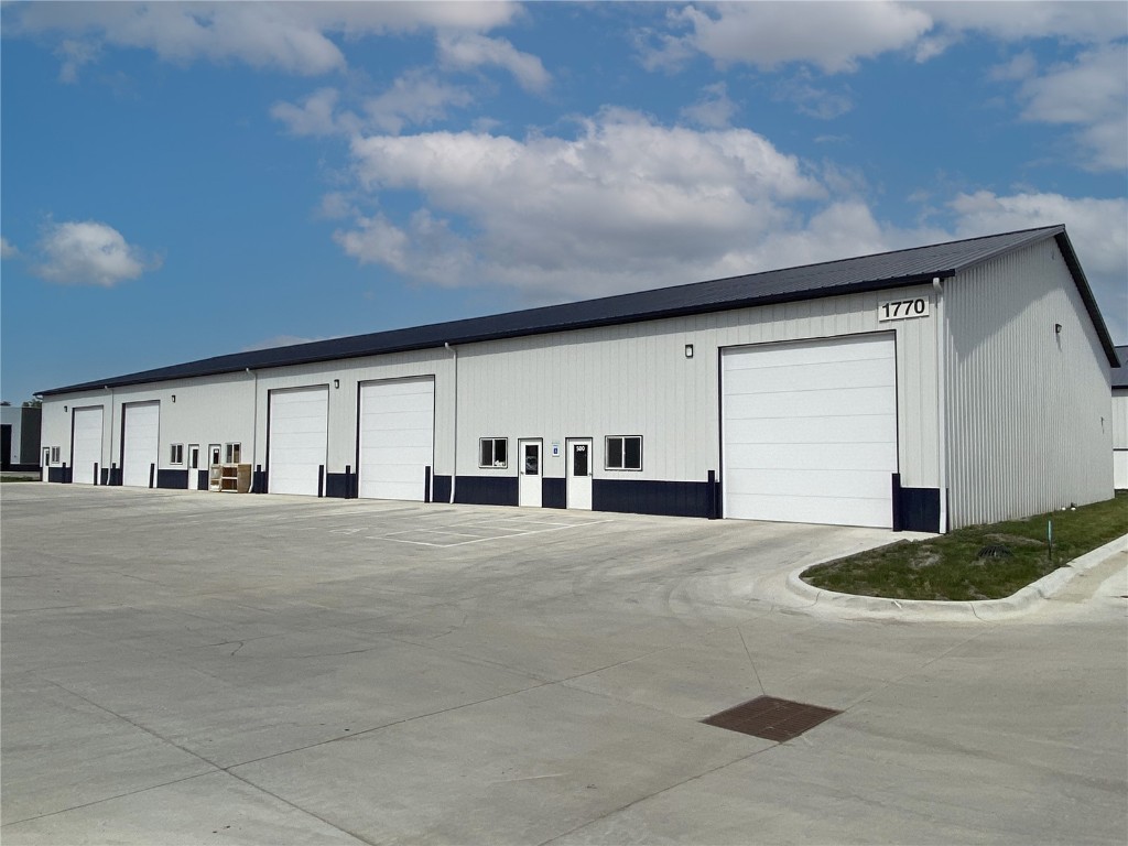 1770 Robins Road Hiawatha IA 52233