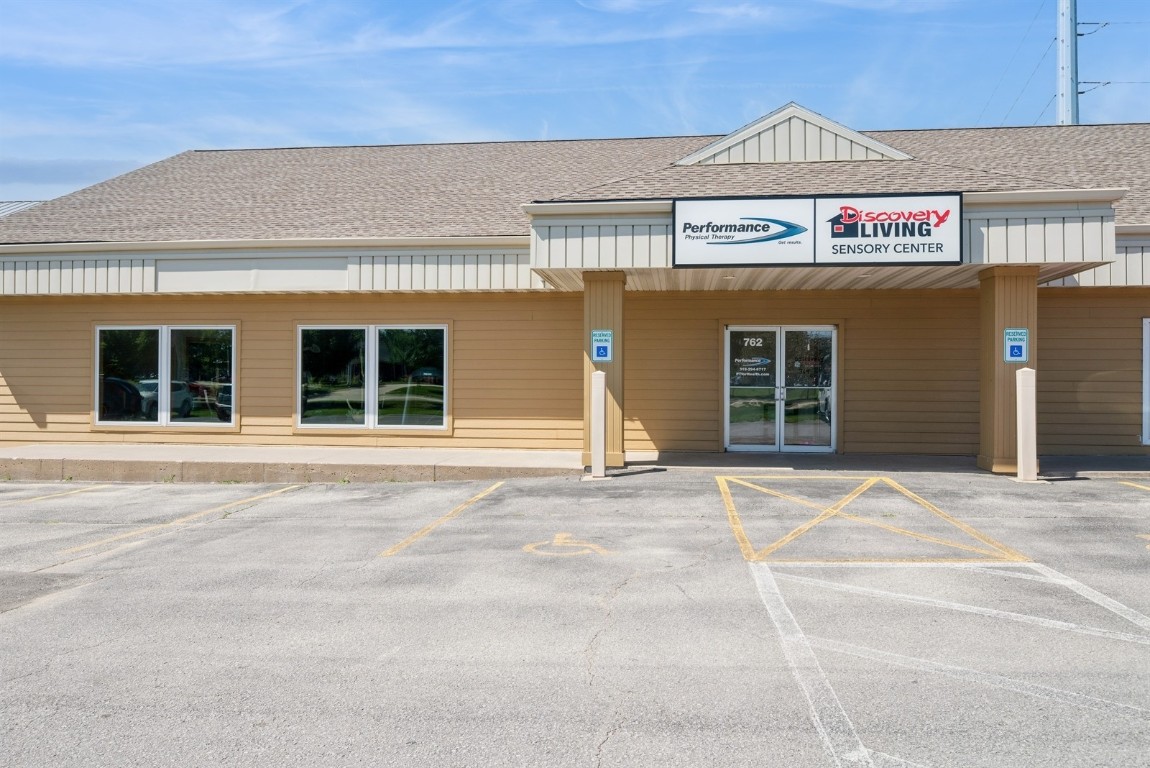762 N Center Point Road Hiawatha IA 5233