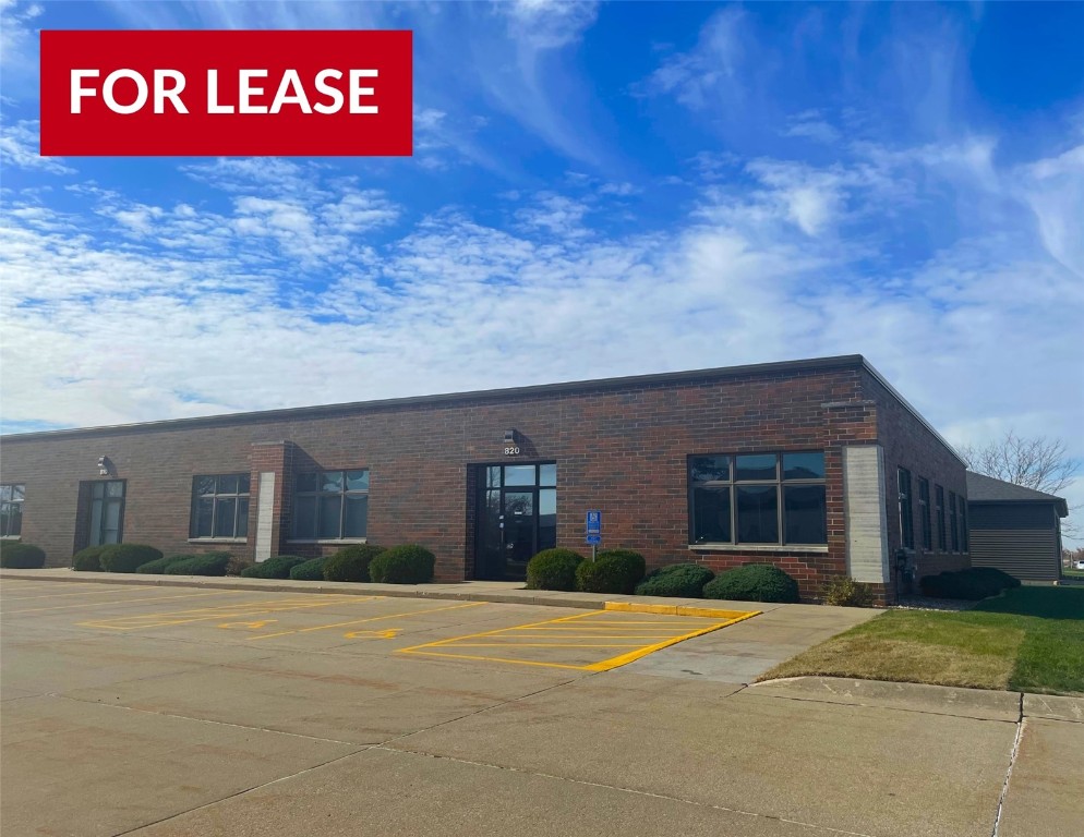 810-820 N Compton Drive Hiawatha IA 52233