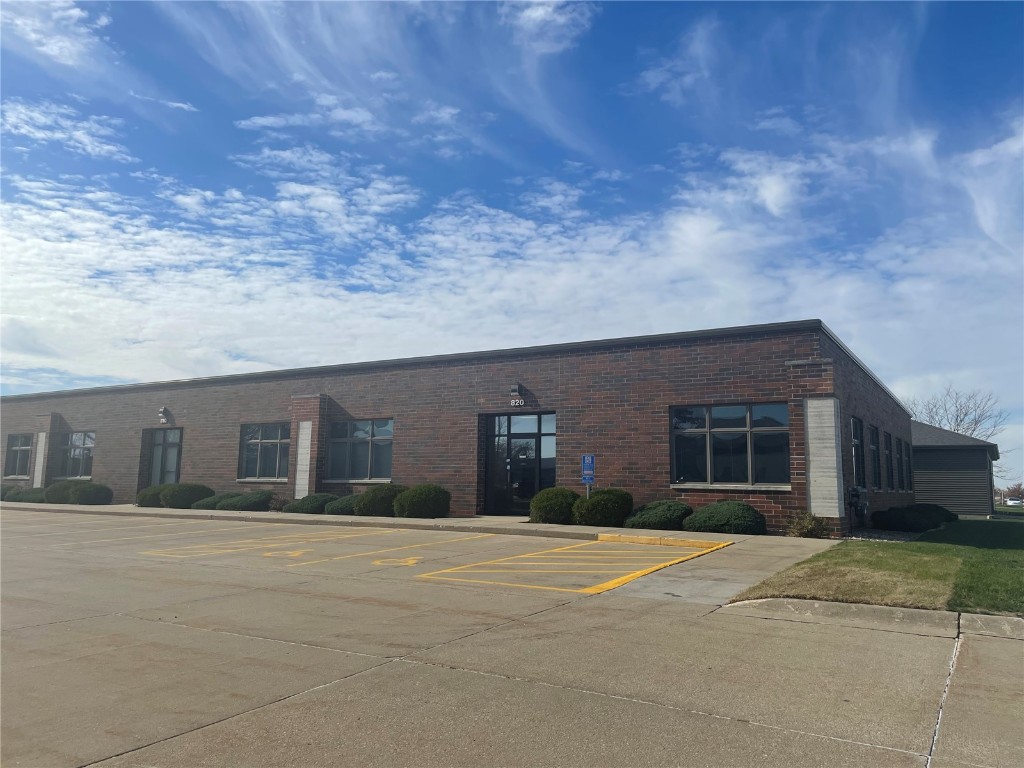 810-820 N Compton Drive Hiawatha IA 52233