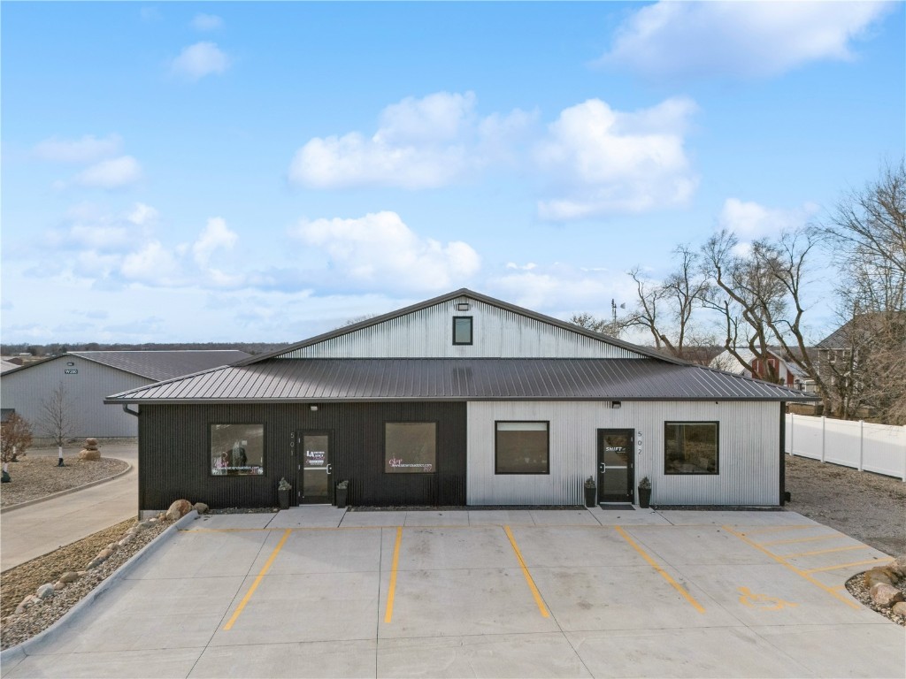 3230 N Center Point Road Robins IA 52328