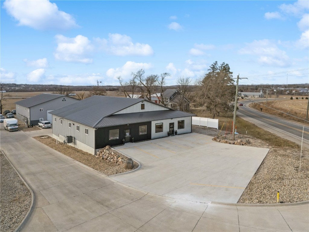 3230 N Center Point Road Robins IA 52328