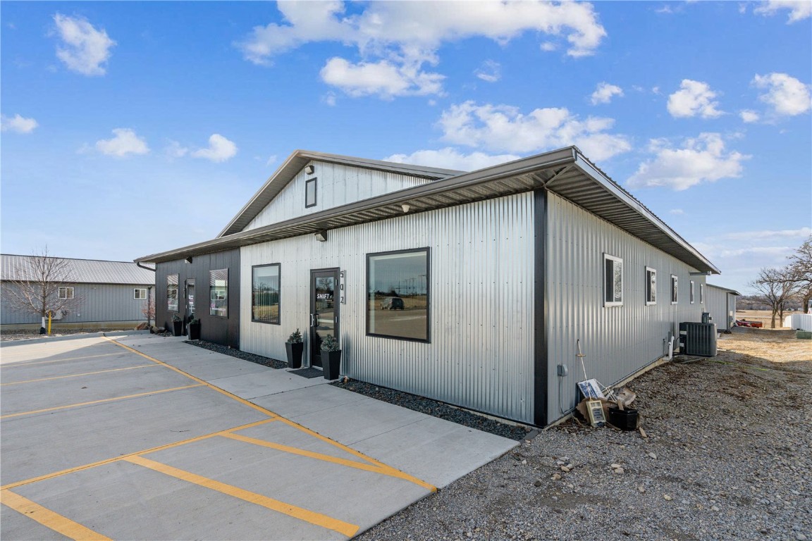 3230 N Center Point Road Robins IA 52328