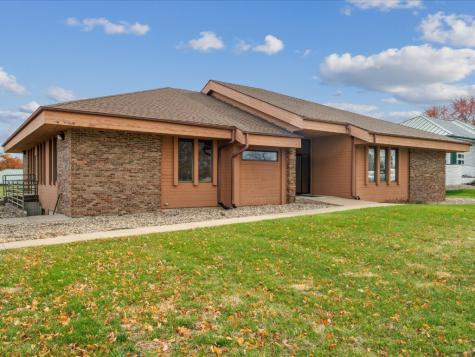3900 River Ridge Dr NE A & B Cedar Rapids IA 52402