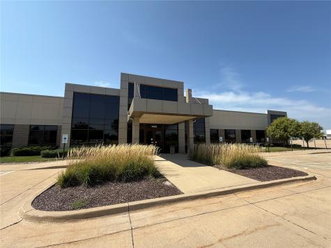 1450 N Center Point Road Hiawatha IA 52233