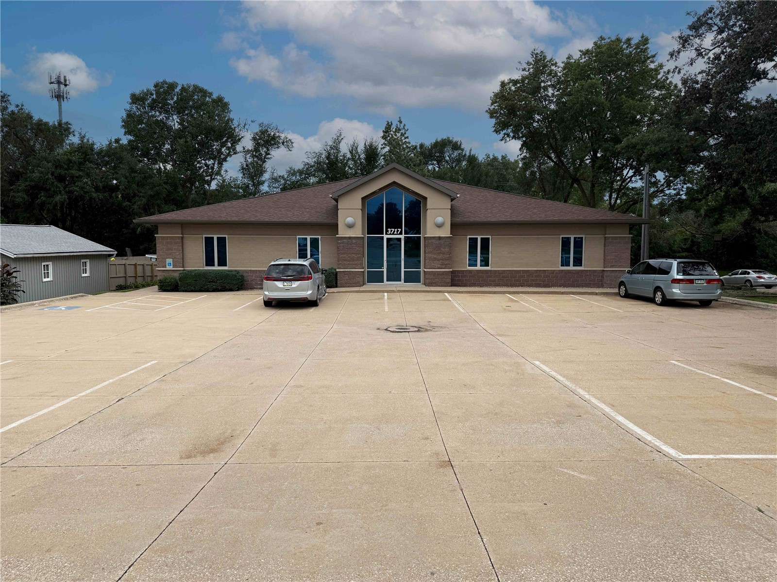 3717 Center Point Road NE Cedar Rapids IA 52402
