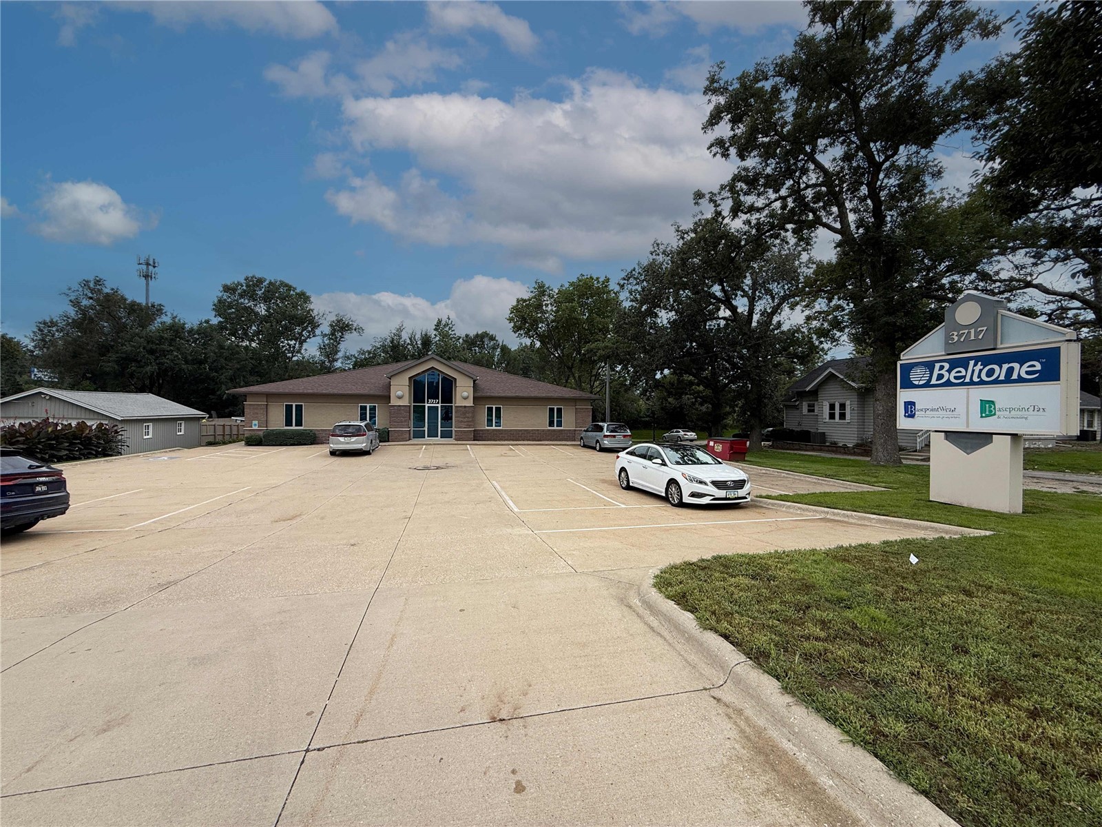 3717 Center Point Road NE Cedar Rapids IA 52402