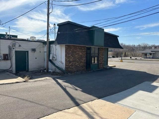 3358 Center Point Road NE Cedar Rapids IA 52402