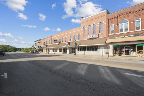 107 S Franklin Street Manchester IA 52057