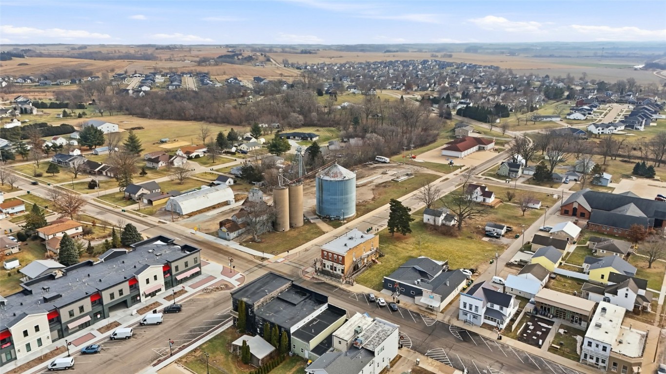 1690 Dows Street Ely IA 52227