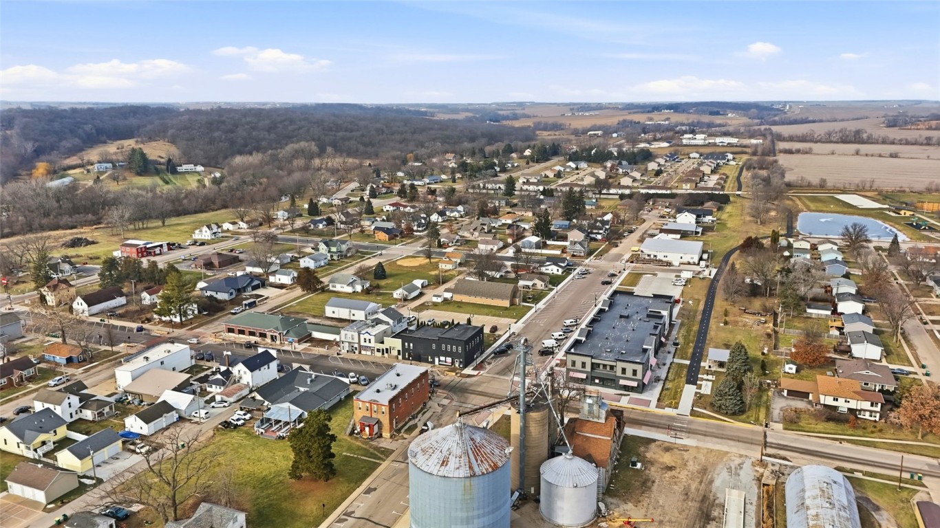 1690 Dows Street Ely IA 52227