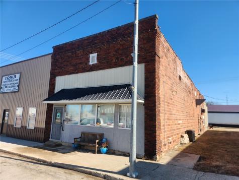 318 Locust Street NE Blairstown IA 52209