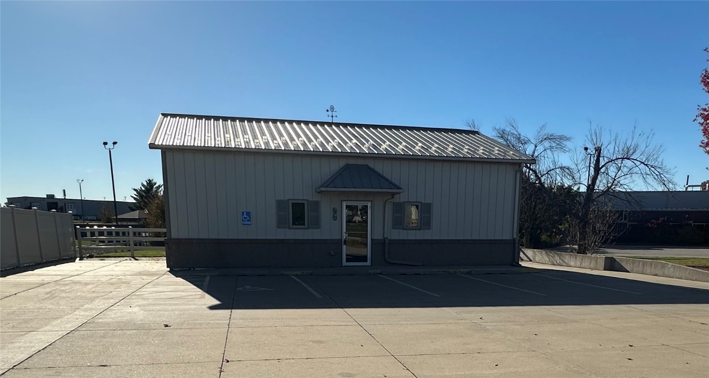 1210 N Center Point Road Hiawatha IA 52233