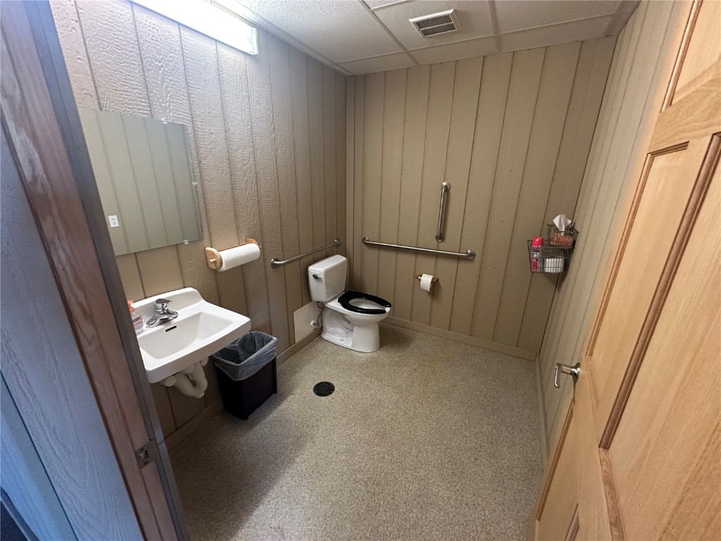 1210 N Center Point Road Hiawatha IA 52233