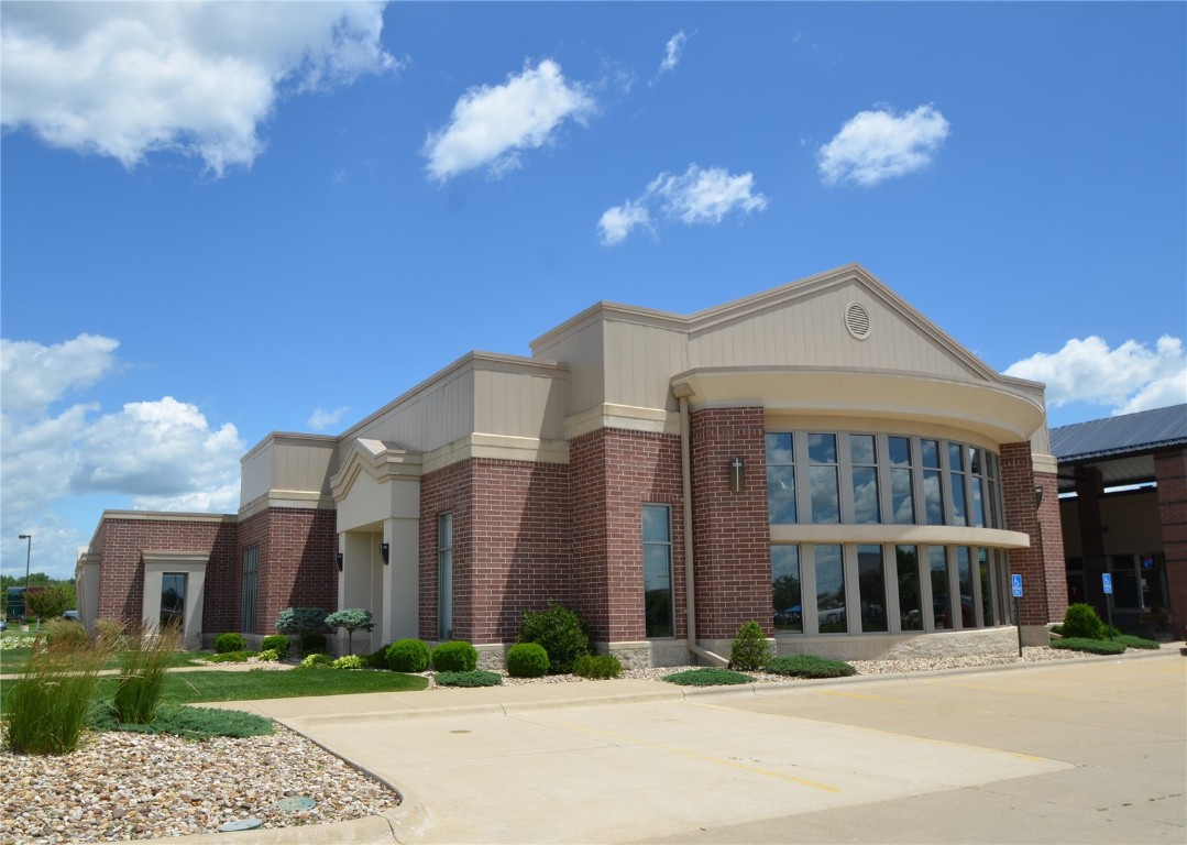 1065 & 1067 N Center Point Road Hiawatha IA 52233