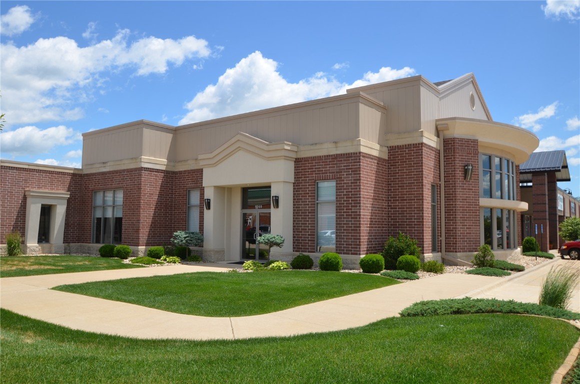1065 & 1067 N Center Point Road Hiawatha IA 52233