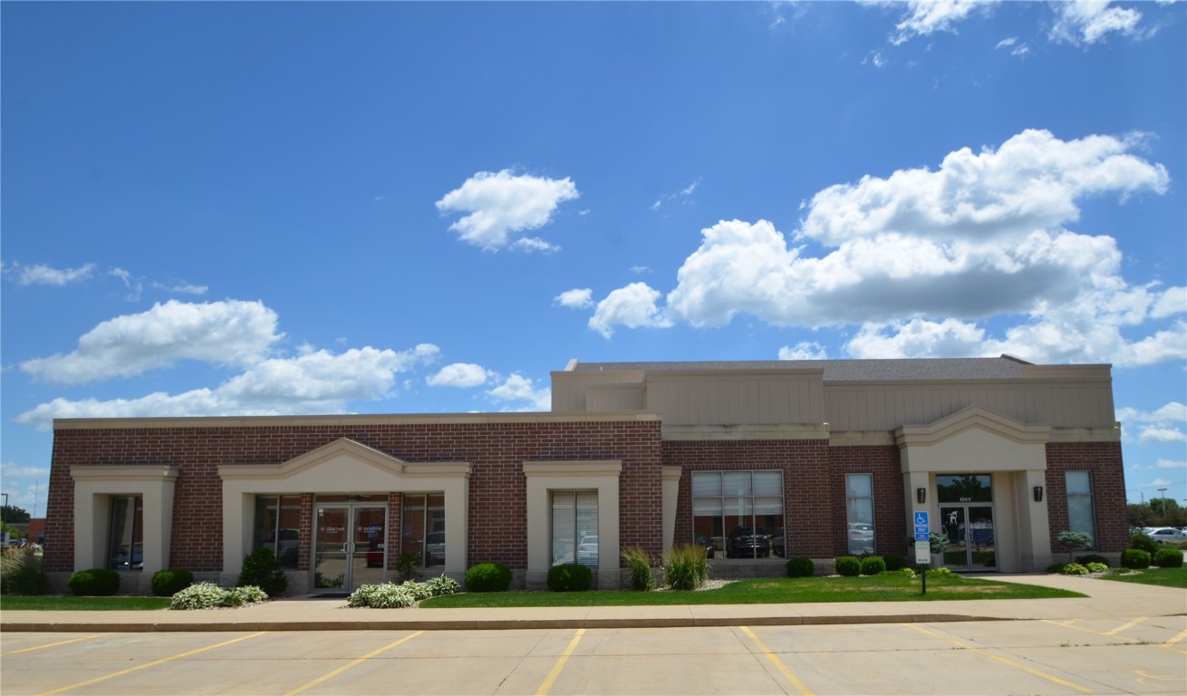 1065 & 1067 N Center Point Road Hiawatha IA 52233