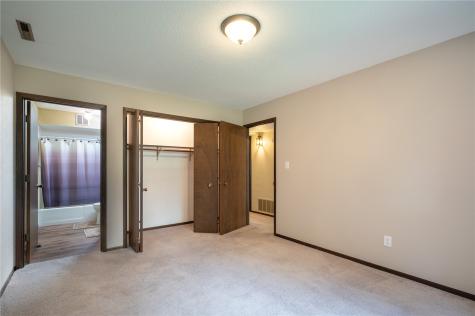 5703 Golden Court NE Cedar Rapids IA 52402
