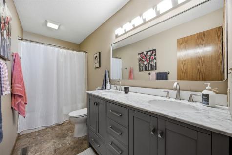 4330 Westchester Drive NE Cedar Rapids IA 52402