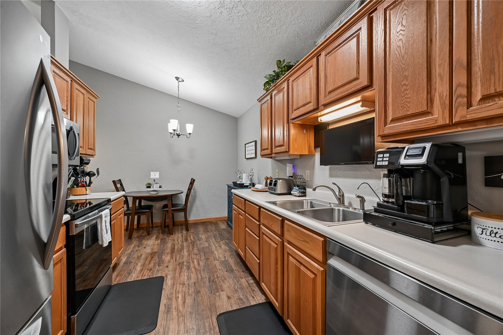 102 Richland Avenue Urbana IA 52345
