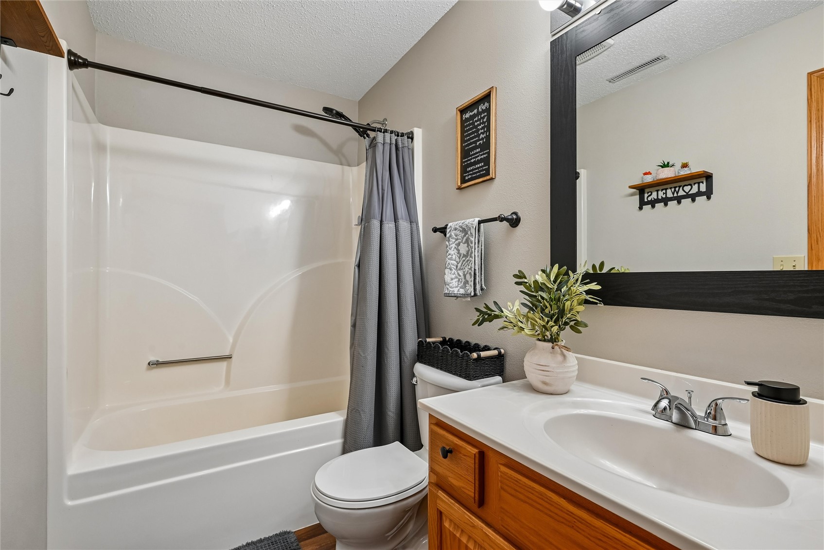 1242 Litchfield Drive Hiawatha IA 52233