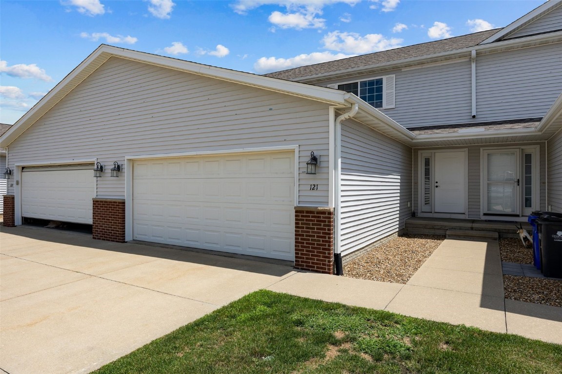 121 Woodstone Lane SW Cedar Rapids IA 52404