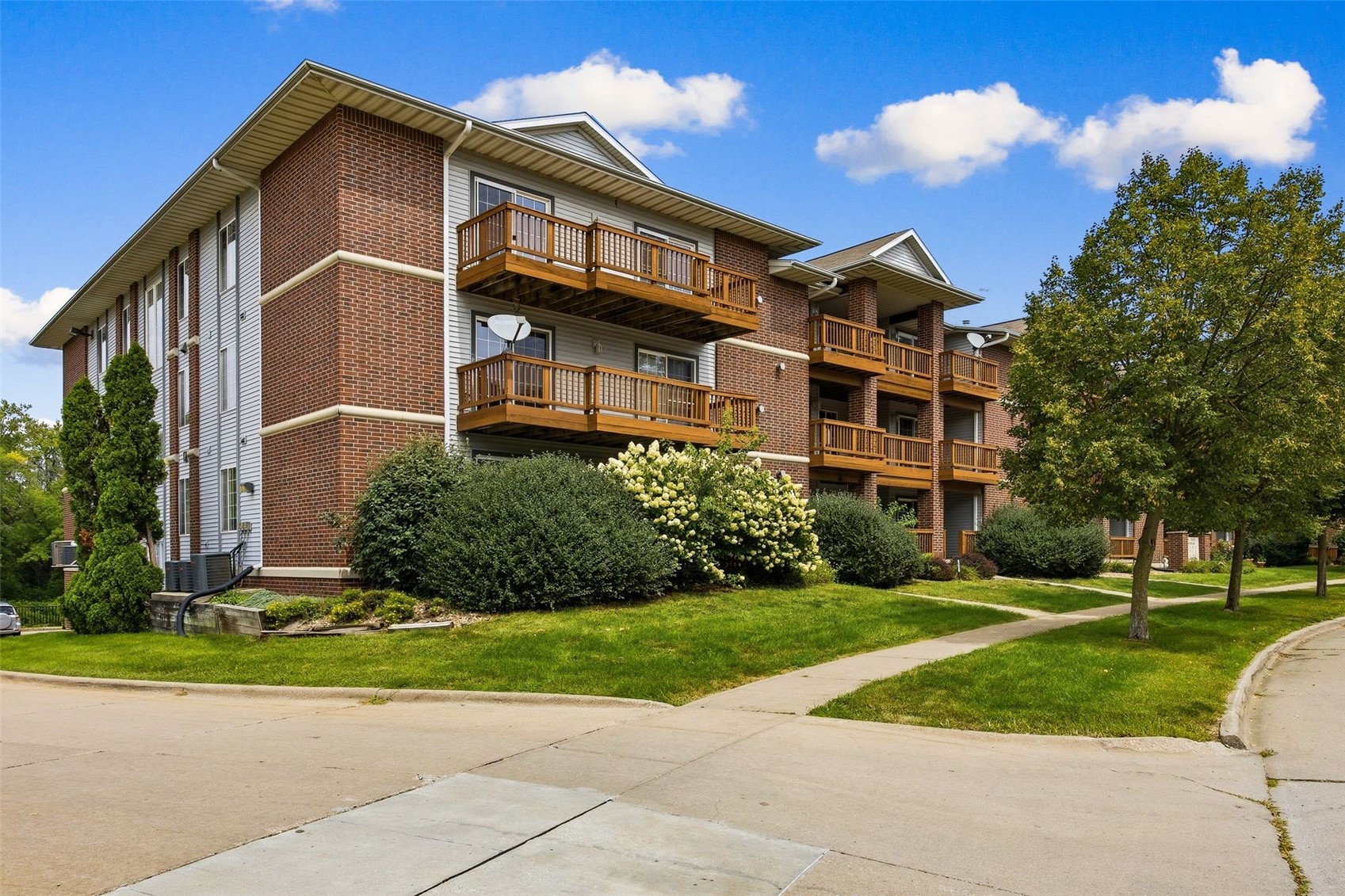 556 West Side Drive Iowa City IA 52246