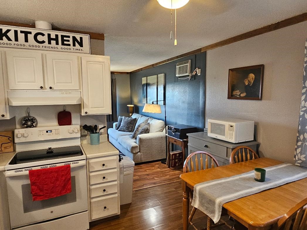 1306 10th Avenue Belle Plaine IA 52208