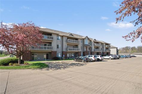 250 Cimarron Drive Hiawatha IA 52233