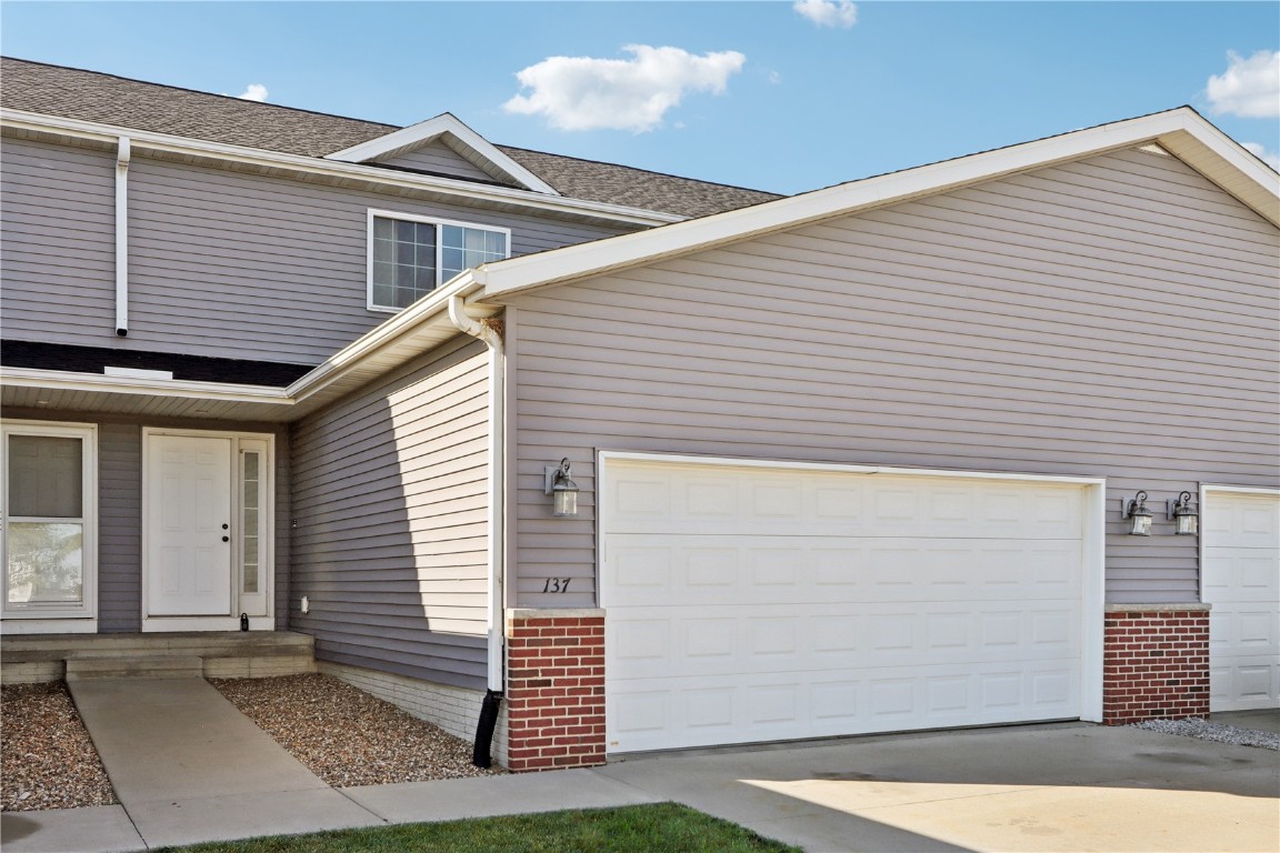 137 Woodstone Lane SW Cedar Rapids IA 52404
