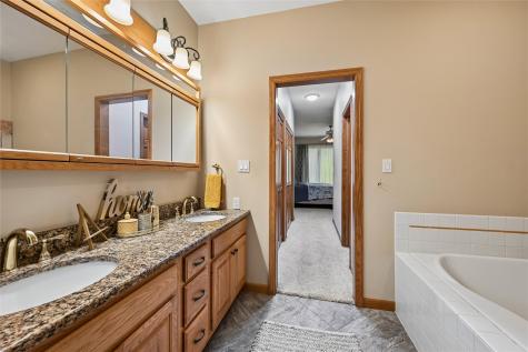 633 Tiffany Drive NE Cedar Rapids IA 52402