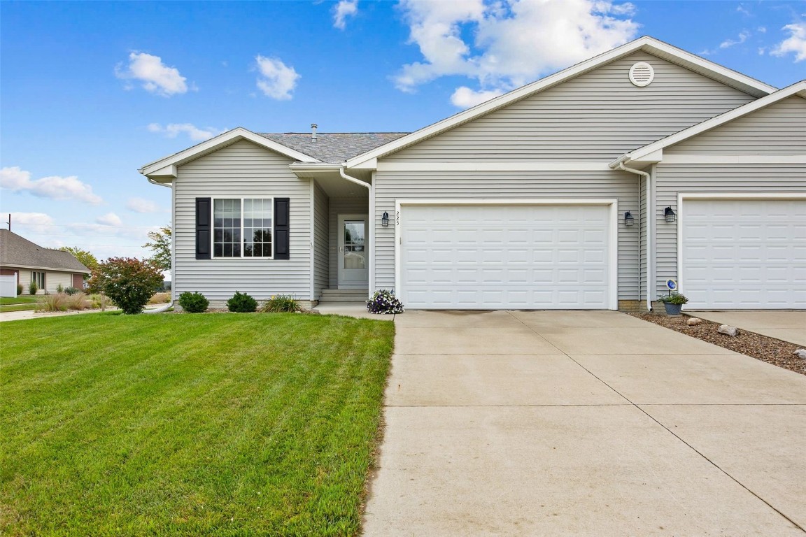 225 Ridgewood Drive Hiawatha IA 52233