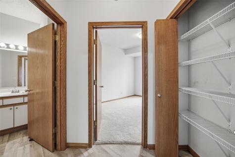 250 Cimarron Drive Hiawatha IA 52233