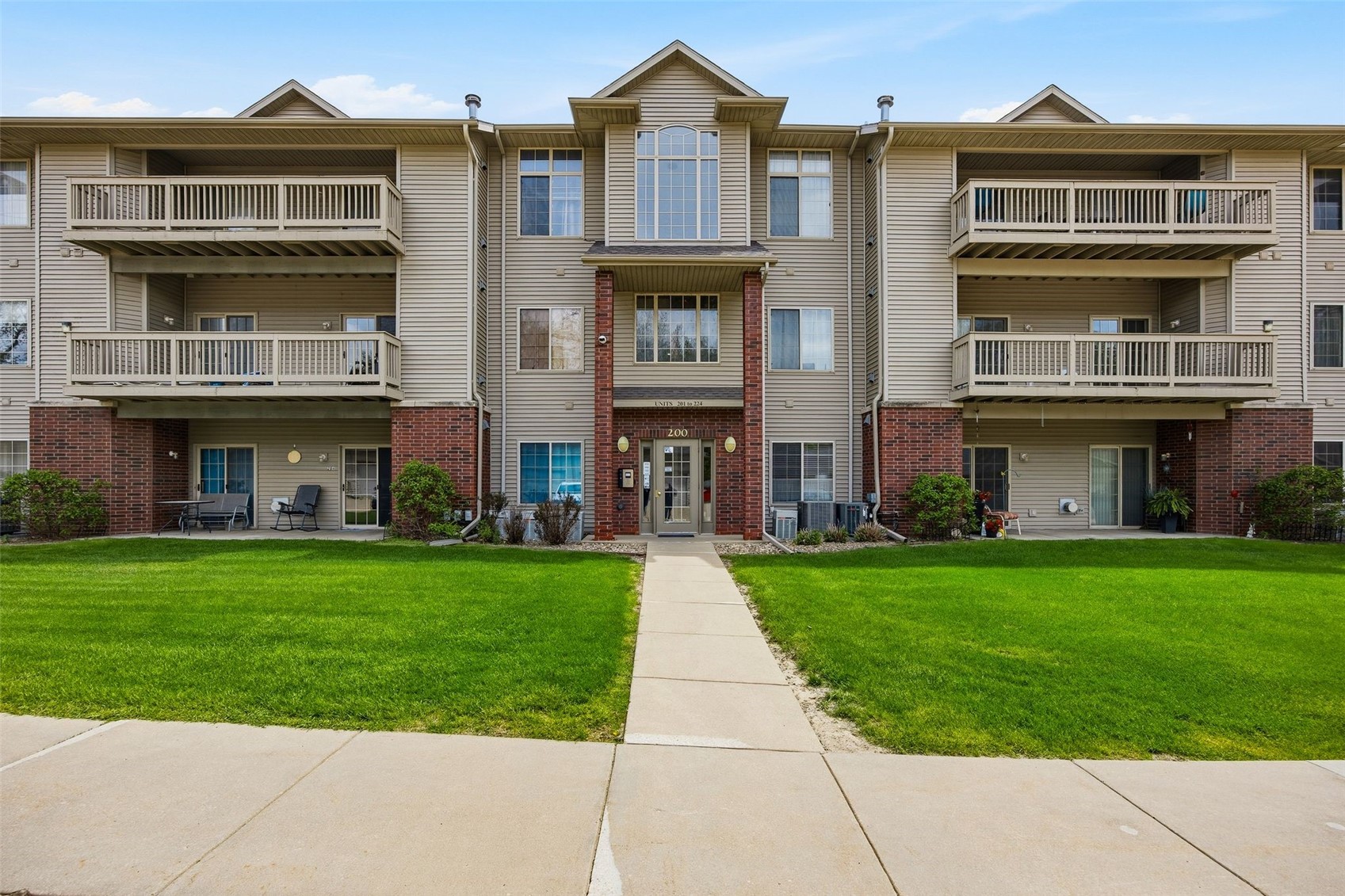 250 Cimarron Drive Hiawatha IA 52233
