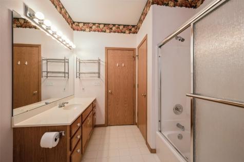 1641 Greens Way Court Cedar Rapids IA 52402