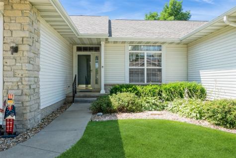 1641 Greens Way Court Cedar Rapids IA 52402