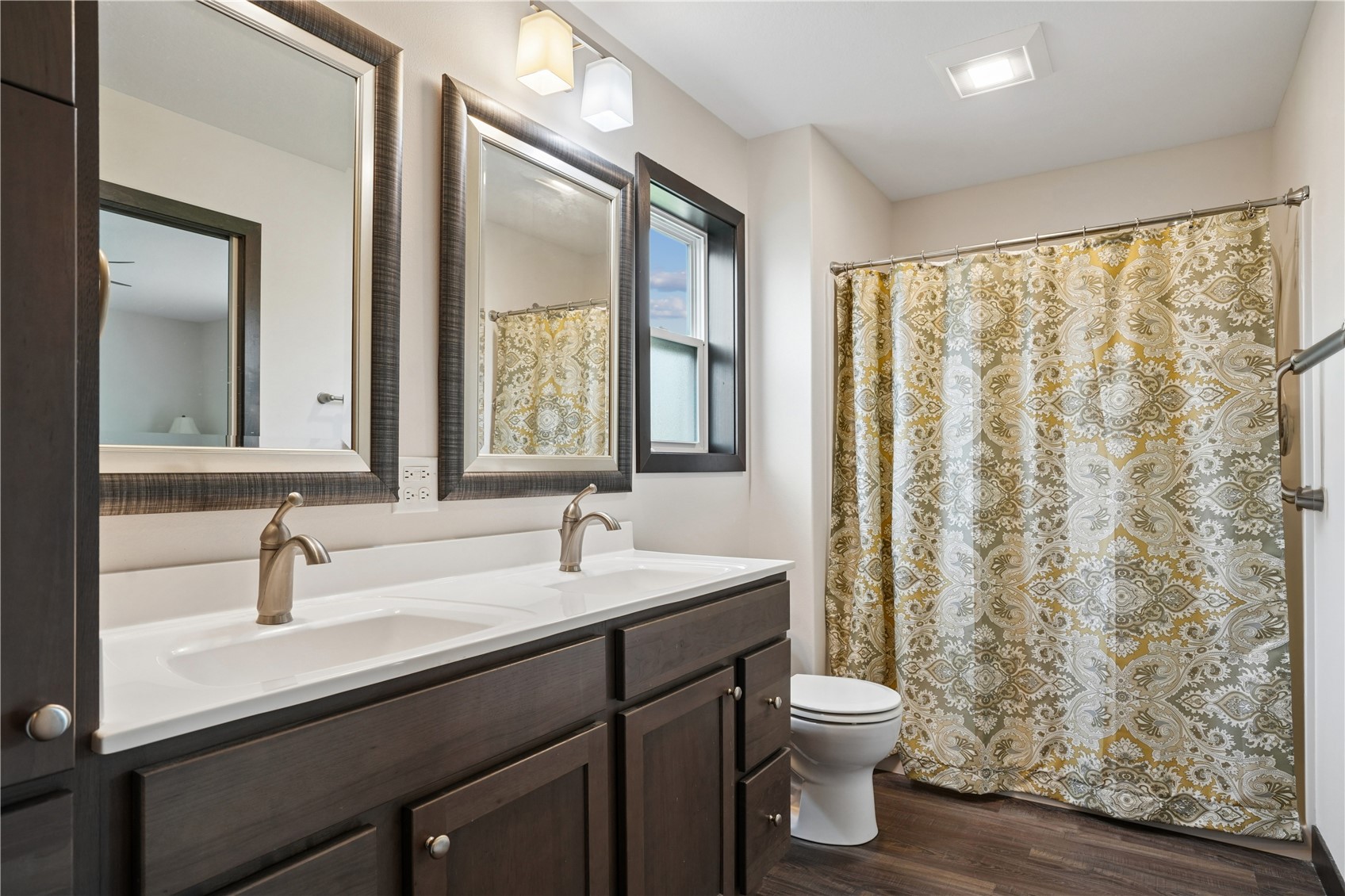 850 Rogers Street Robins IA 52328
